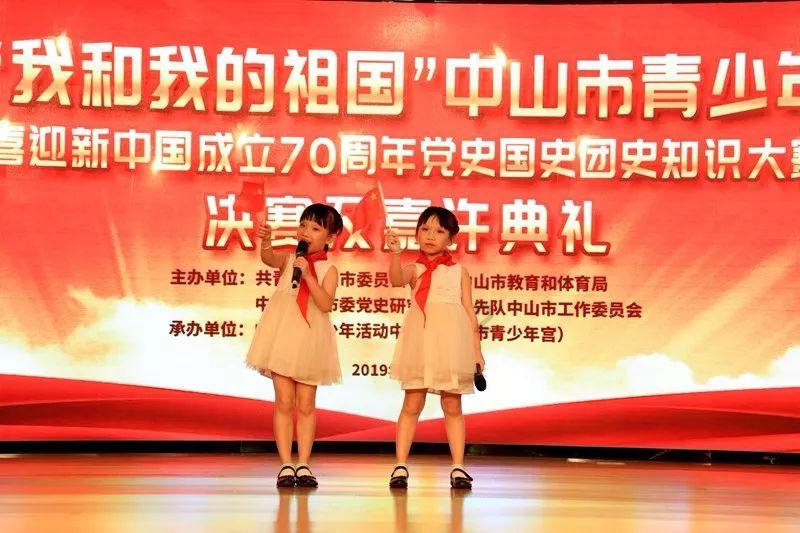 驴友无防护擅闯未完工悬崖栈道，脚下是万丈深渊：地面还是镂空的